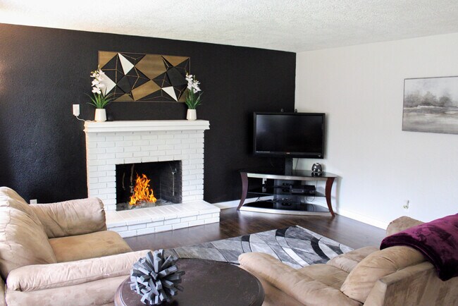 Building Photo - 2594 Hummingbird St NE