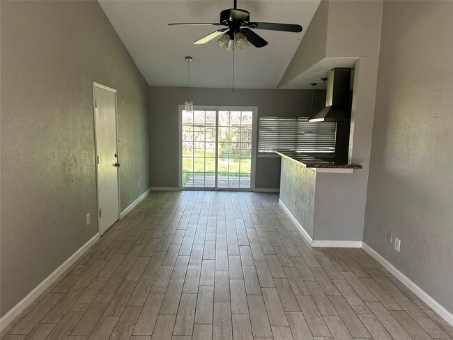 Building Photo - 635 Jeff Davis Dr