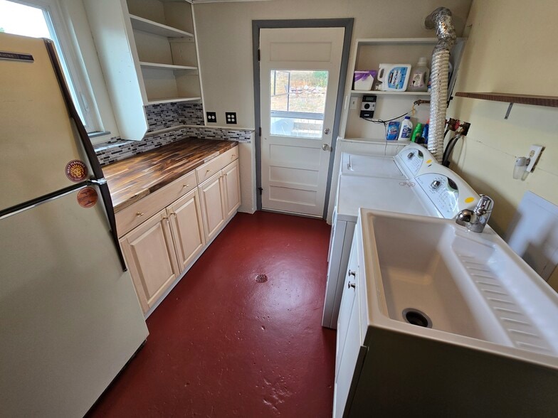 Basement laundry room/kitchenette - 965 S Parfet Way