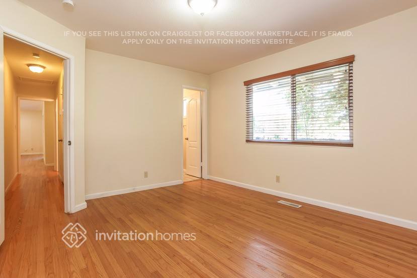 Building Photo - 1528 Vervais Ave