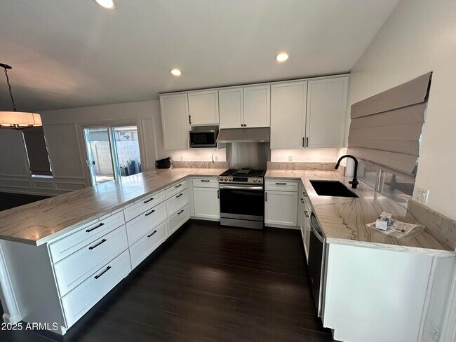 Building Photo - 855 N Quail Ln