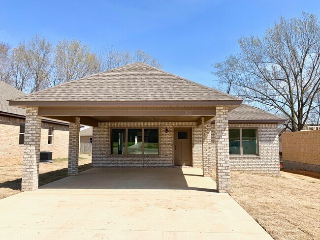 Building Photo - 312 Wolf Den Dr