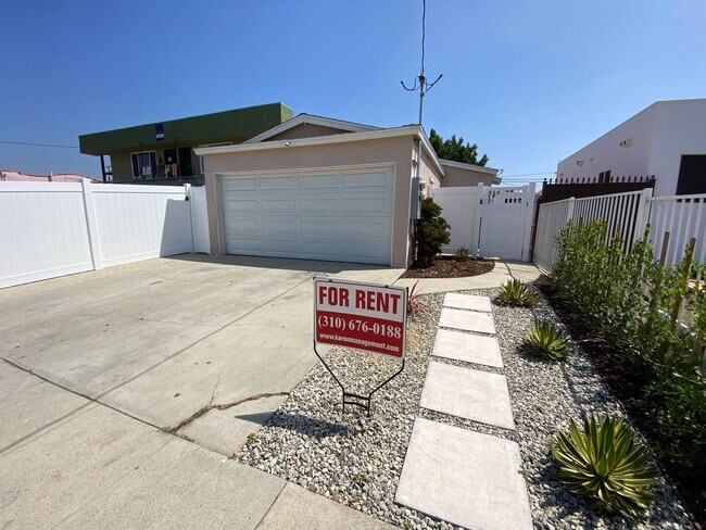 Building Photo - Small