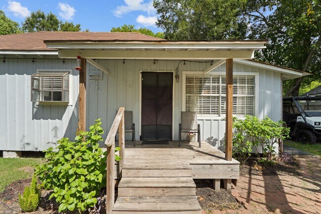 Building Photo - 3915 W Estes St