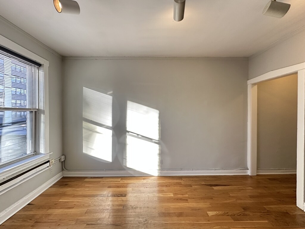 Building Photo - 516 W Melrose St