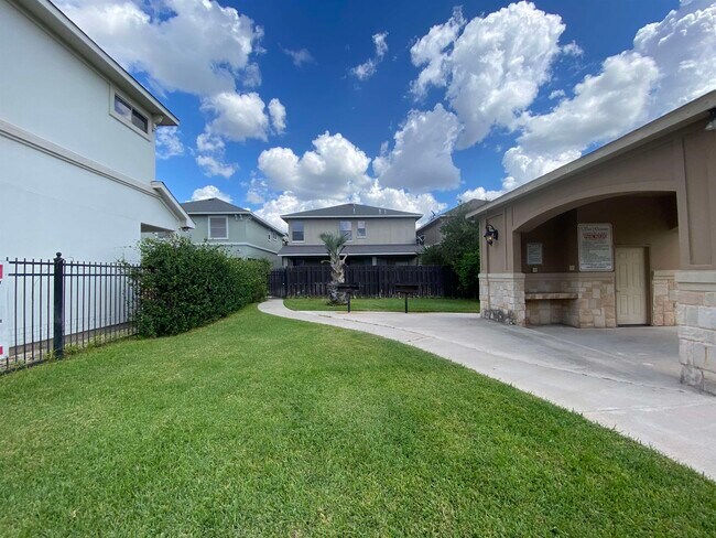 Building Photo - 9813 Sandhill Dr