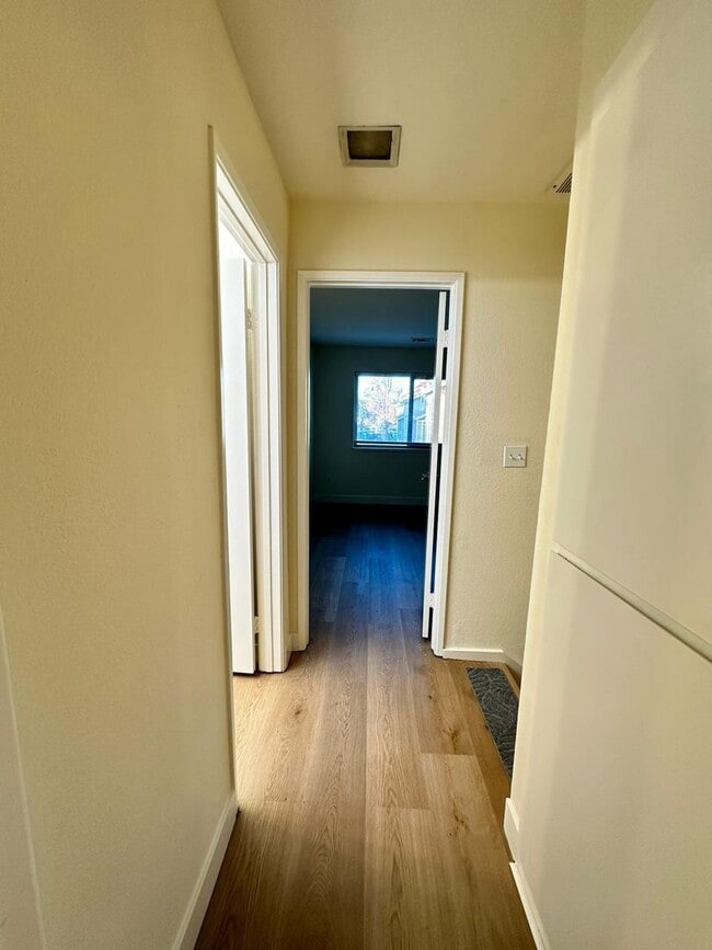Building Photo - Cozy Beautiful Townhouse for Rent