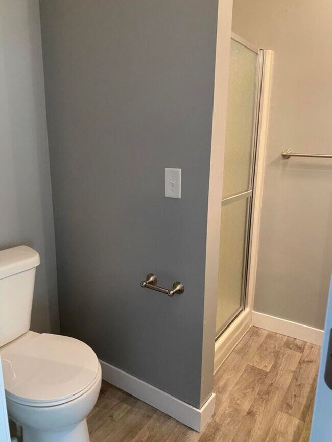 Building Photo - 4 bedroom/2 bath house