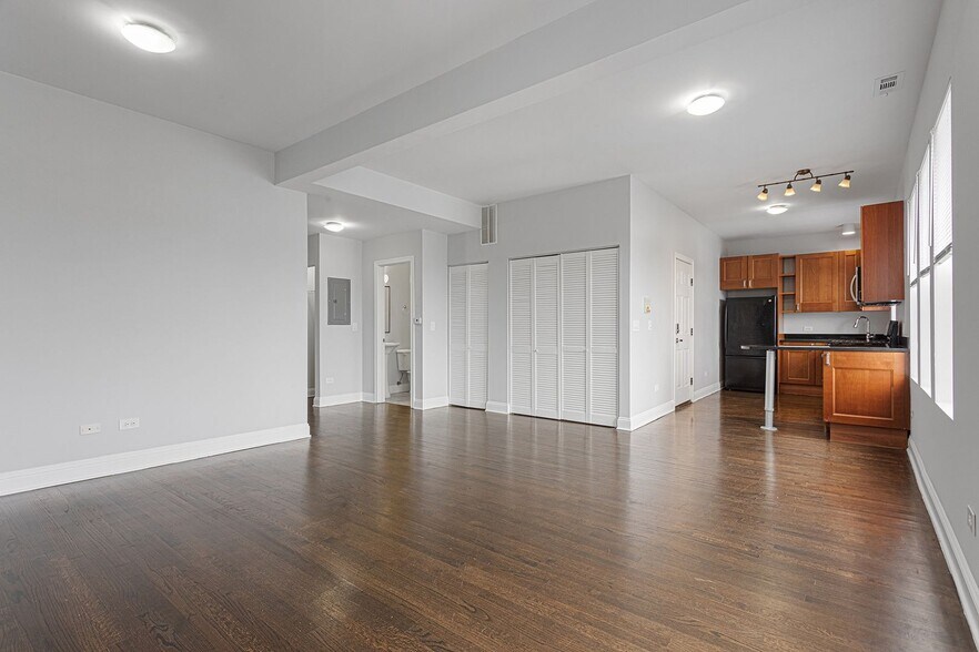 Building Photo - 7528 N Seeley Ave