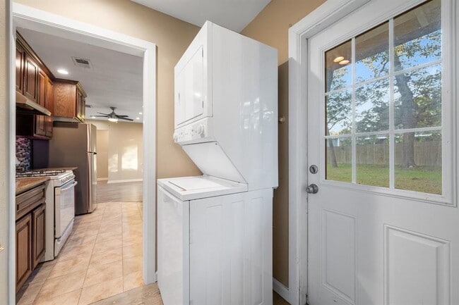 Building Photo - 1009 Alden Dr