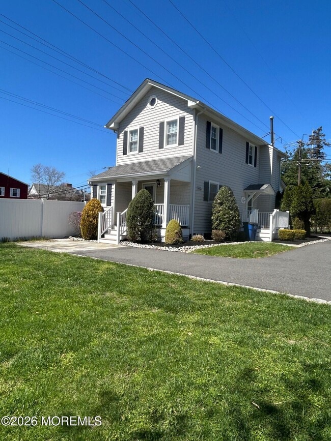 Building Photo - 497 Sycamore Ave