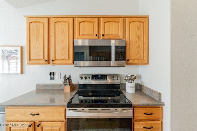 Building Photo - 36500 S Rock Crest Dr