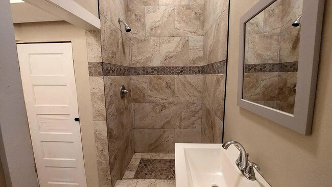 Building Photo - 423 E Sears St