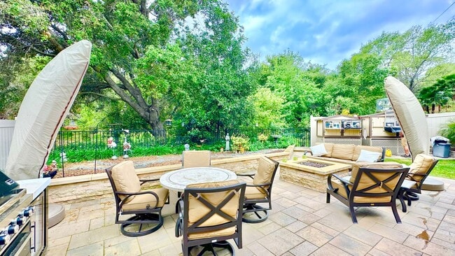 Building Photo - Beautifully Upgraded Single Story in the P...