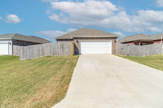 Building Photo - Welcome to this stunning 3-bedroom, 3-bathroom home located in the heart of Bentonville