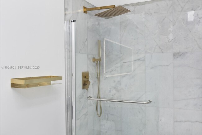 Building Photo - 418 SE 3rd Terrace