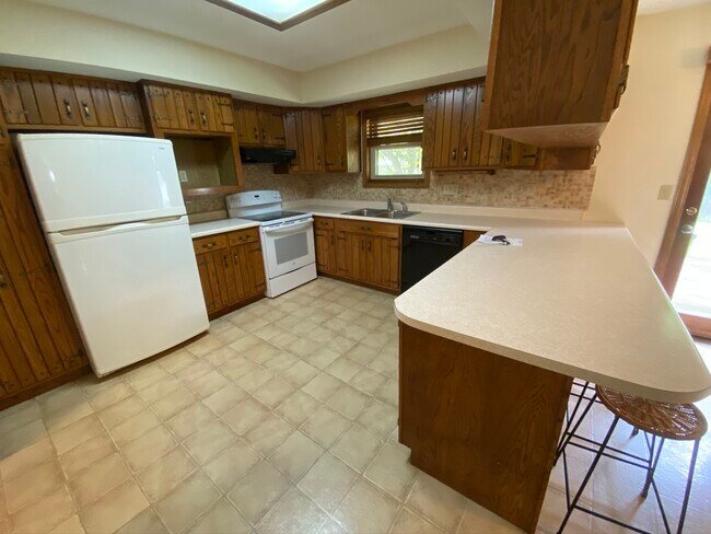 Huge kitchen with dishwasher - 205 Carrie Ave