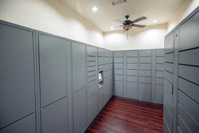 Building Photo - 12800 Center Lake Dr