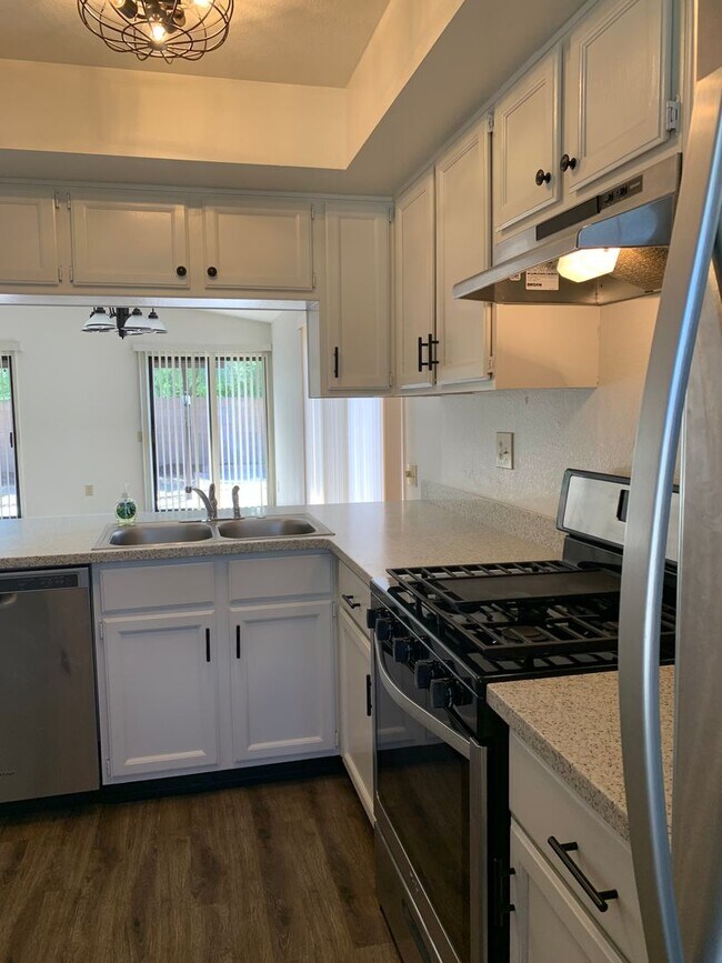 Building Photo - 3 bedroom 2 bath