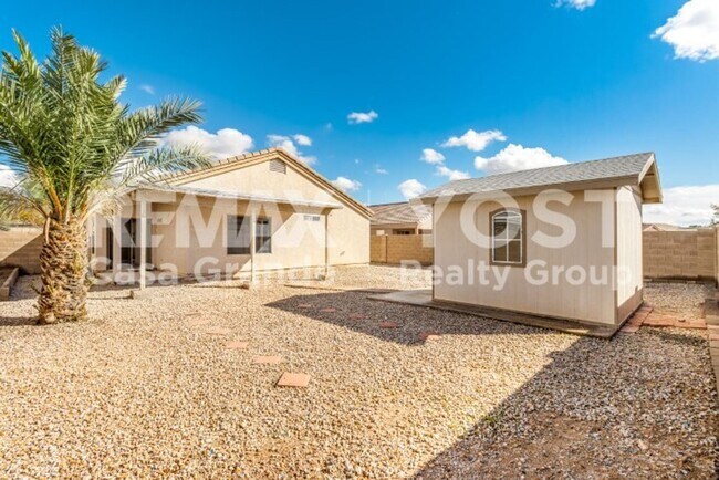 Building Photo - Sunshine, Space & a Backyard to Enjoy!