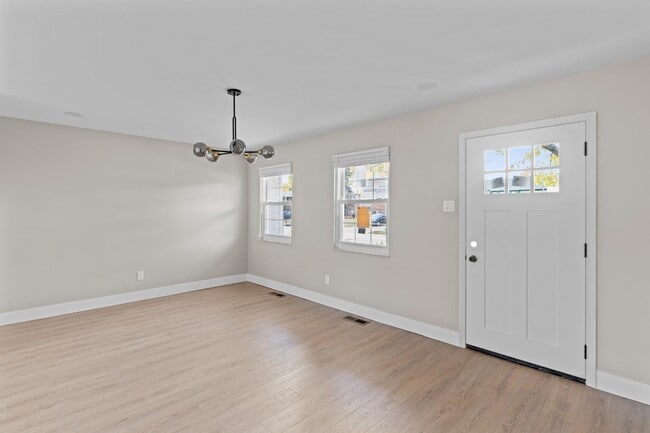 Building Photo - 2180 Glenoro Dr