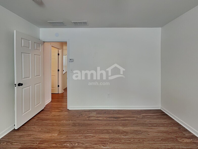 Building Photo - 1617 Shire Village Dr