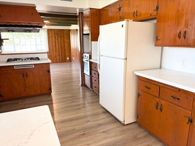Building Photo - Rustic Spacious Home with Large Yard Boasting Timeless Character – 3 Bed, 2.5 Bath