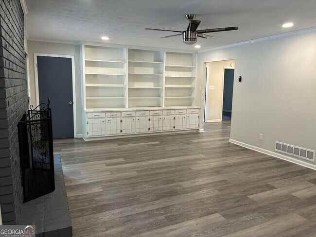 Building Photo - 6322 W Fayetteville Rd