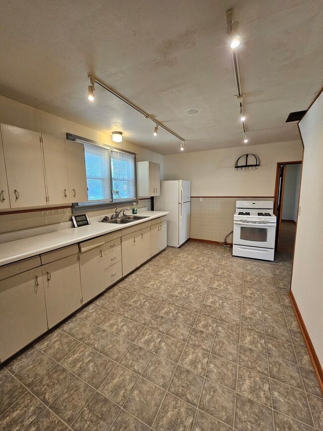 Building Photo - Spacious Home-Benton Stephens Neighborhood
