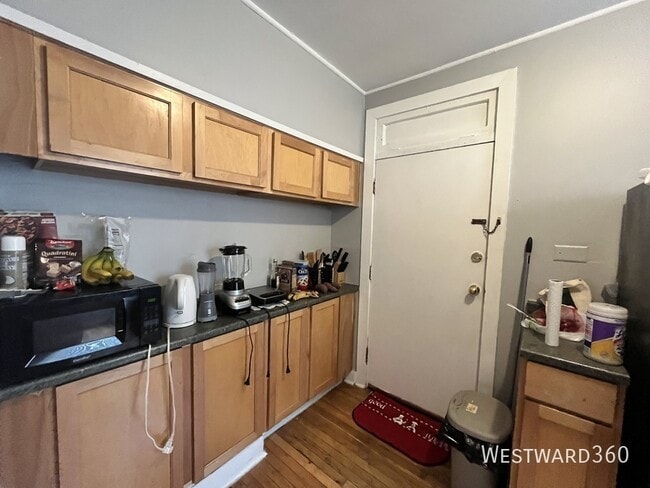 Building Photo - 1626 W Sherwin Ave