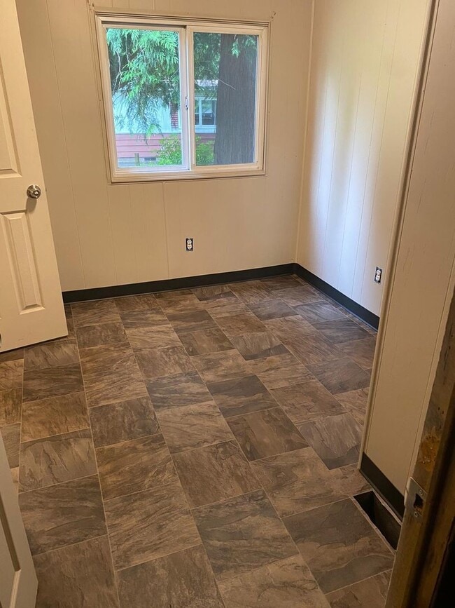 Building Photo - Bonney Lake Remodeled Manufactured Home!