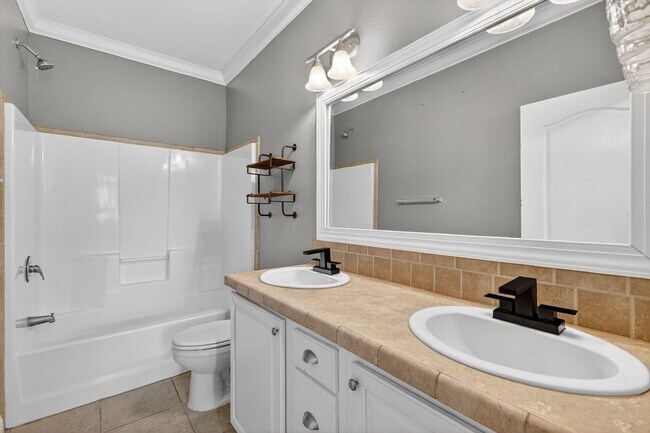 Building Photo - Charming and spacious home for rent in Leesburg!