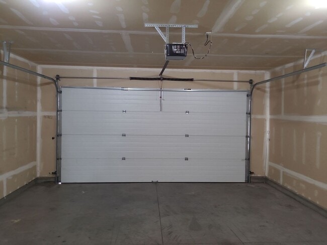 Building Photo - 4 Bedroom with Garage on a Corner Lot