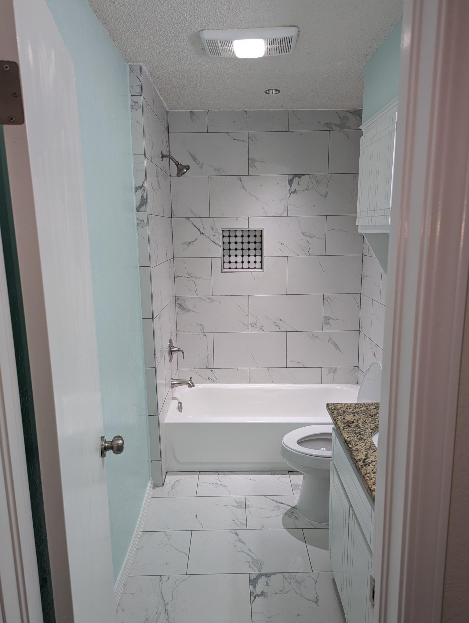 Guest Bath - 9023 N Rockwell Dr