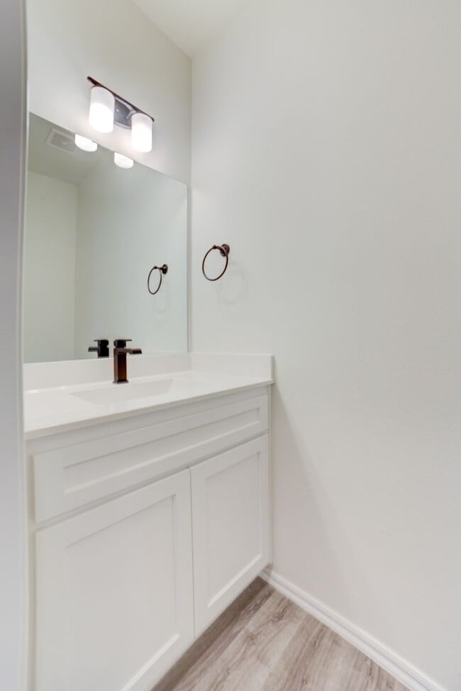 Building Photo - 4 BEDROOM CAPITAL HOME IN SAND SPRINGS!!!