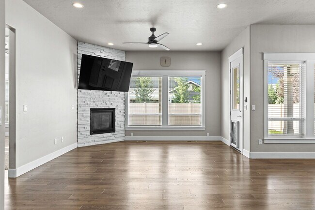 Building Photo - Beautiful split bedroom floorplan in the Sky Mesa Community!