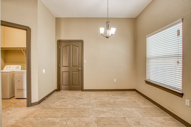 Building Photo - FOR SALE OR FOR RENT 12053 SILVER CROWN RO...