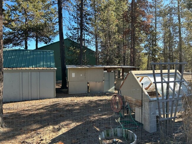 Building Photo - Cute Home Close to Everything