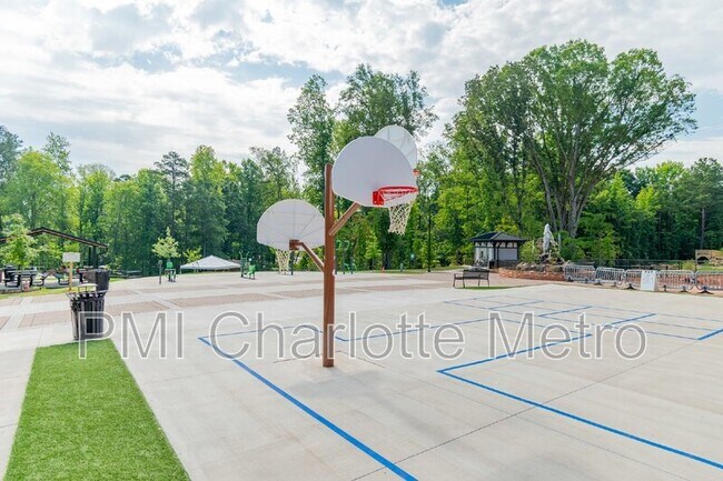 Building Photo - 2068 White Cedar Ln