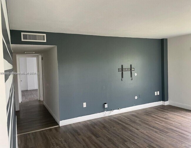 Building Photo - 4164 Inverrary Dr