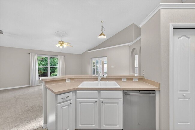 Building Photo - Available NOW - 3/2 Split Plan Home in Eustis with large Florida Rm!
