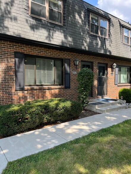 Building Photo - 6923 Townsend Ave