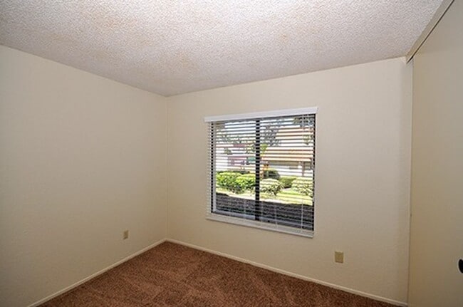 Building Photo - Lovely single level end unit in Tanglewood...