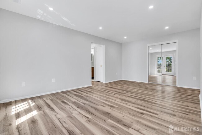 Building Photo - 812 Green Hollow Dr