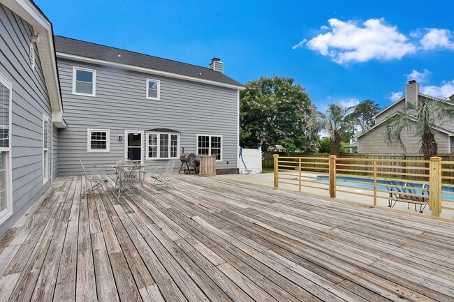 Building Photo - Gorgeous 4 bedroom, 3 1/2 bathroom home wi...