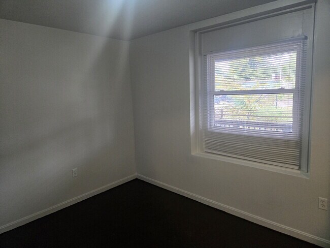 Building Photo - "5-Bedrooms with 2 Full Baths on Olive Street with 1676 sq feet!"