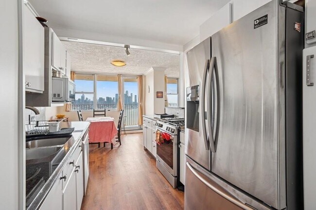 Building Photo - 6040 BLVD E