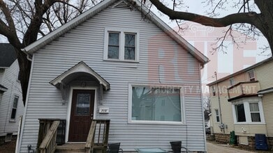 Building Photo - 715 Chicago St