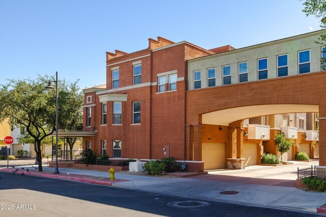 Building Photo - 505 W 6th St