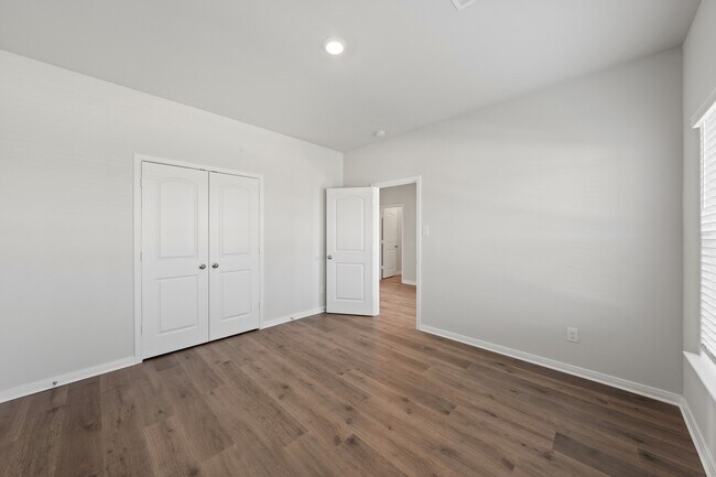 Building Photo - 105 Magnolia Blvd